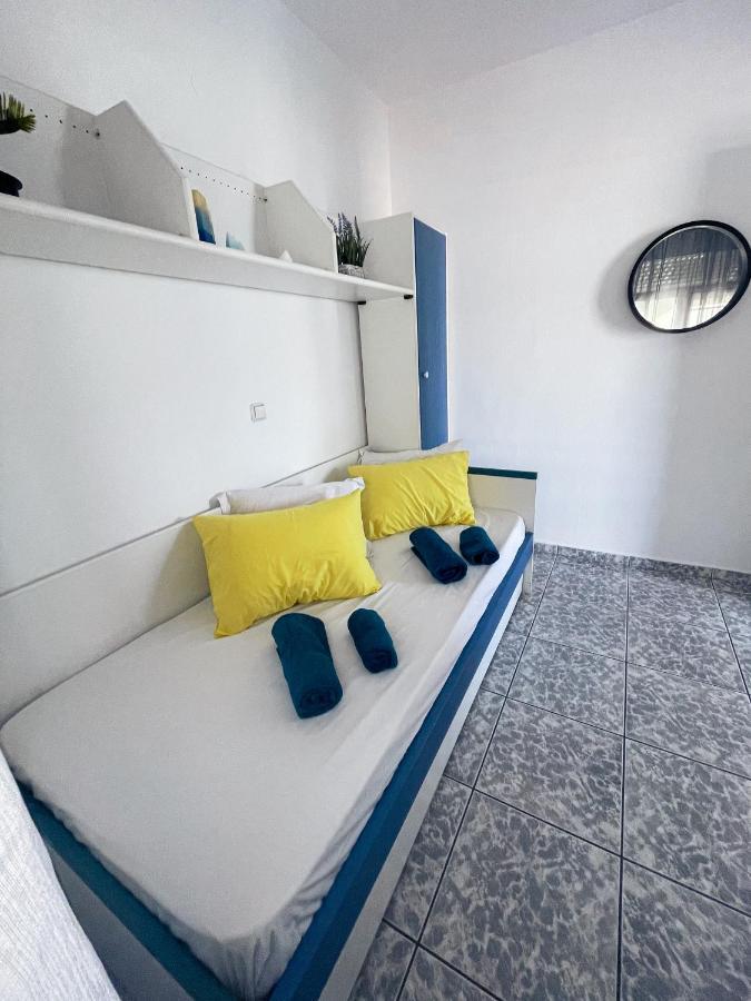 Coastline Apartment Néa Péramos Exteriör bild